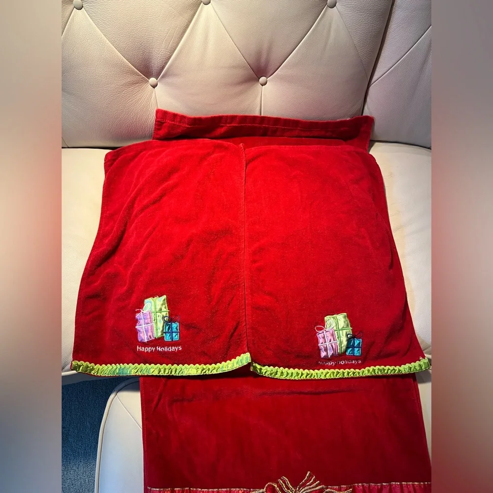 Briggs New York Vintage Vibrant Red and Gold Towels